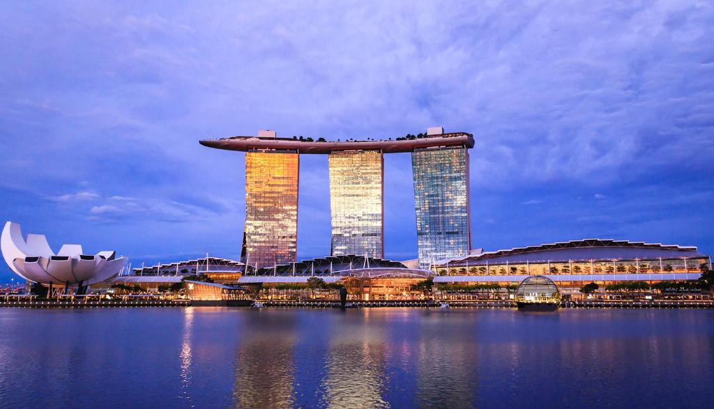 Marina Bay Sands: Singapores Majestic Blend of Luxury and Entertainment